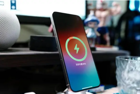 故城苹果15换屏服务分享用什么充电器给iPhone15充电更好 